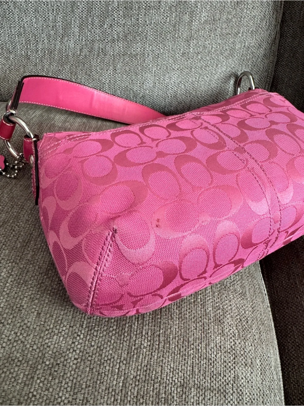 Vintage Pink Signature print Coach Soho🎀